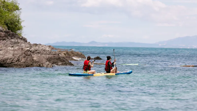 Chèo SUP đón mặt trời mọc trên biển