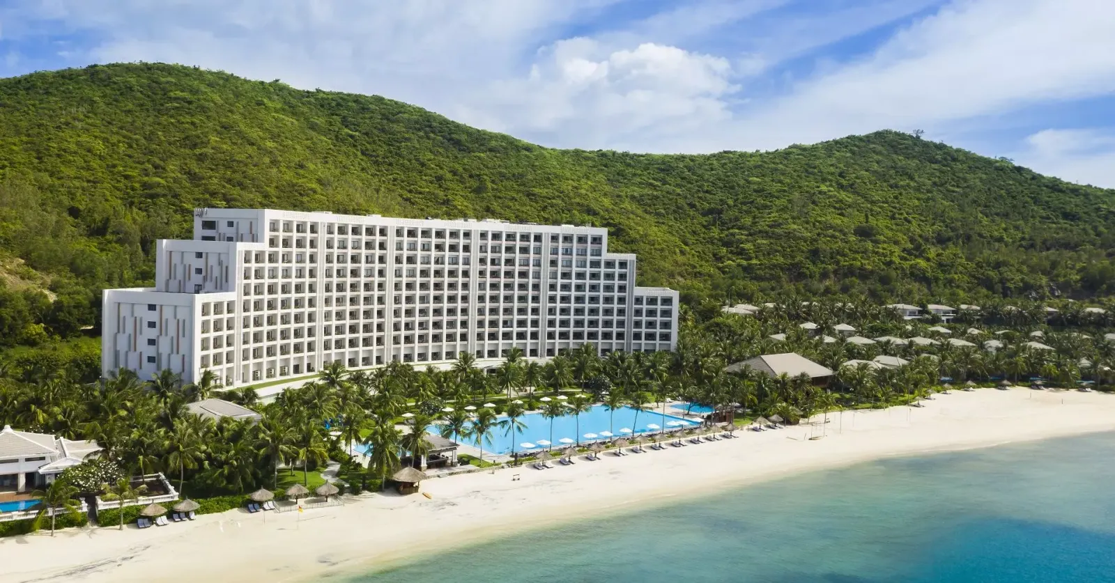Khu nghỉ dưỡng Vinpearl bên bãi biển và hồ bơi trên đảo Hòn Tre