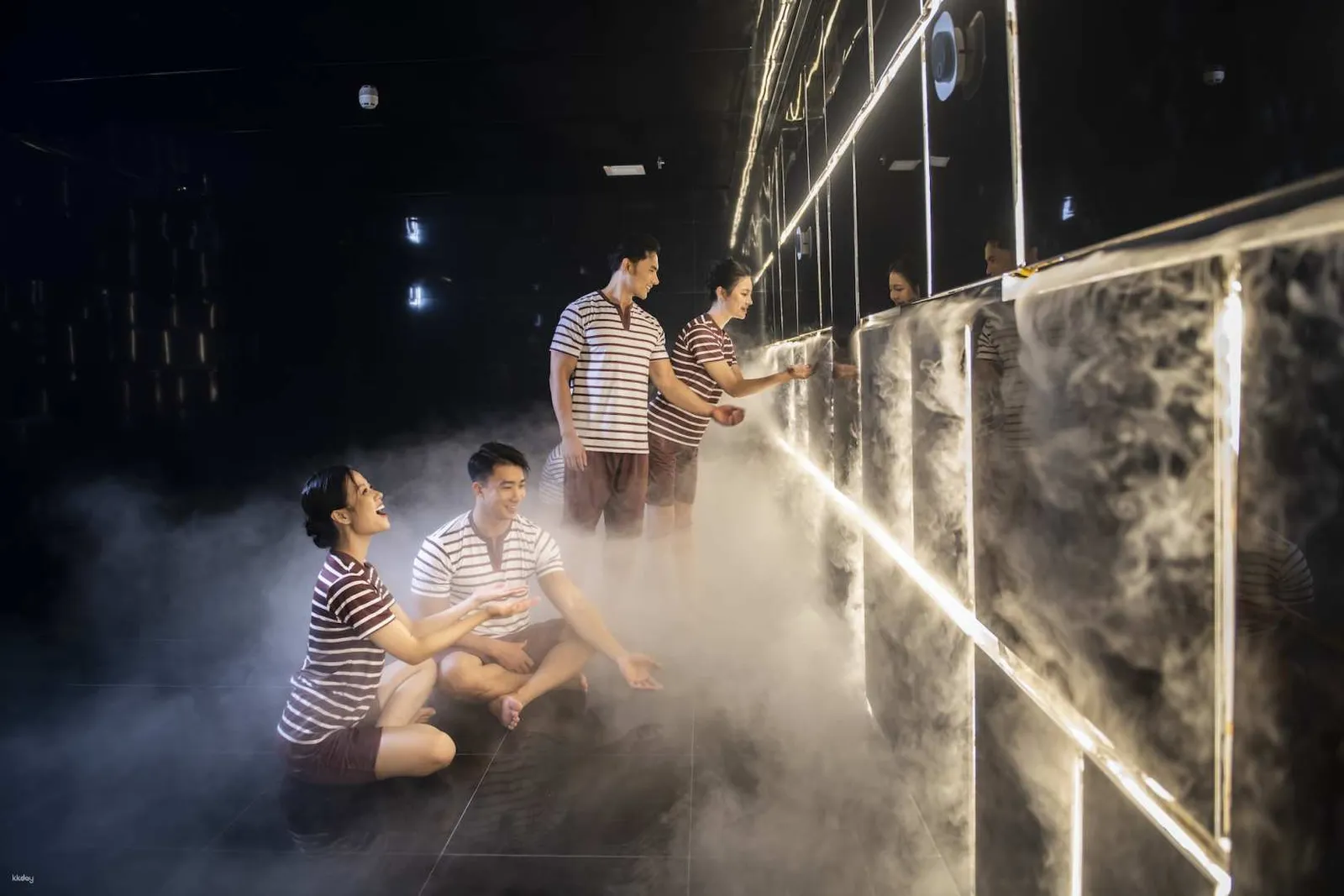 Khu xông hơi Aquafield với hơi nước và ánh đèn