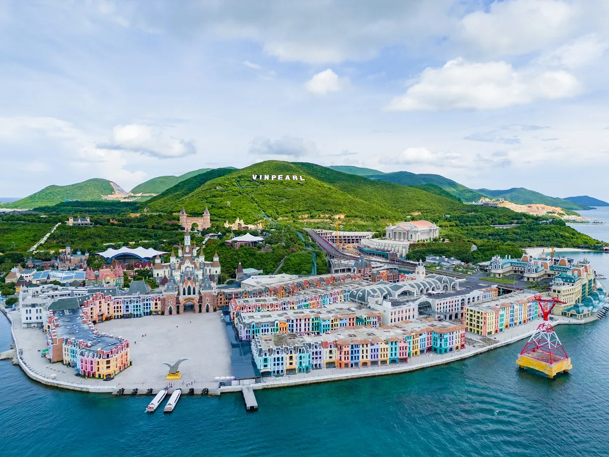 Toàn cảnh Vinpearl Harbour bên vịnh với dãy phố nhiều màu