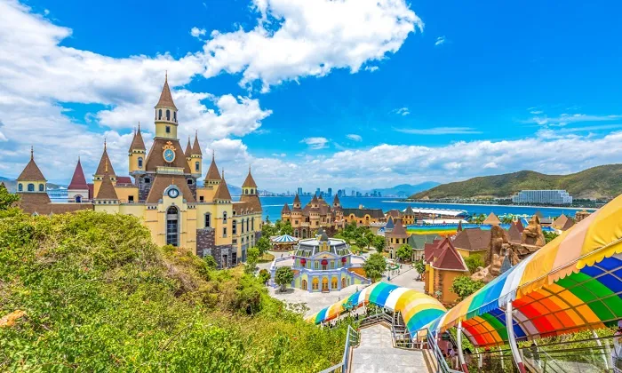 Lâu đài và khu vui chơi VinWonders Nha Trang nhìn ra biển