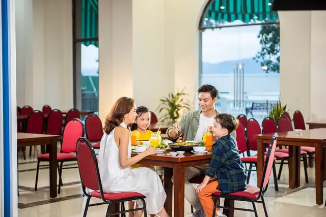 Gia đình dùng bữa trong nhà hàng nhìn ra biển