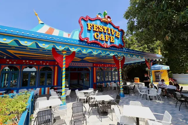 Quán Festive Cafe màu sắc với bàn ngoài trời
