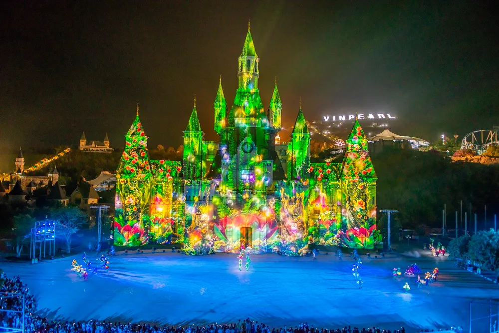 Lâu đài rực sáng trong Tata Show buổi tối ở VinWonders