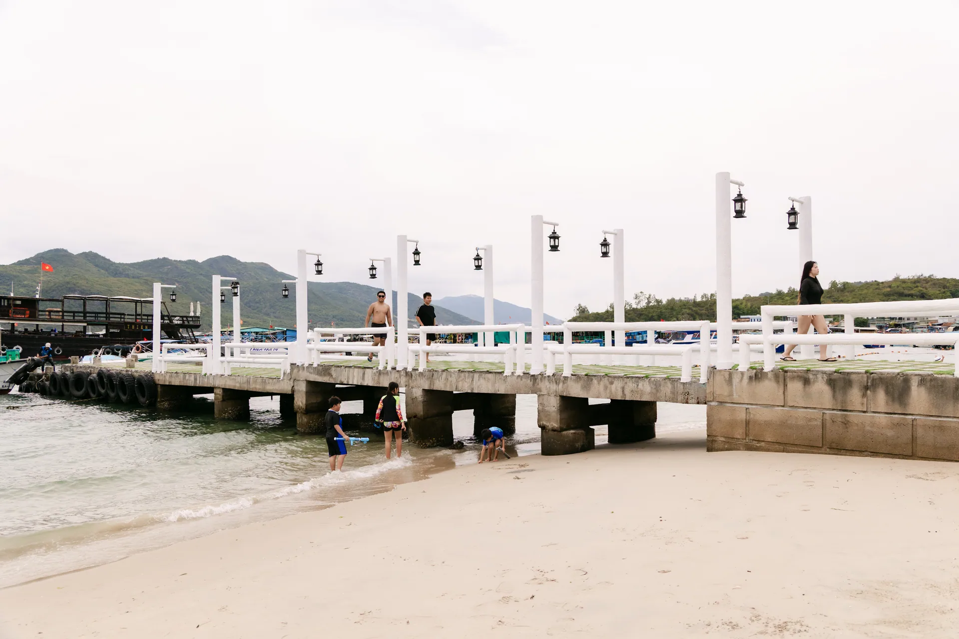 Cầu cảng nơi khách lên cano ra đảo tại Nha Trang